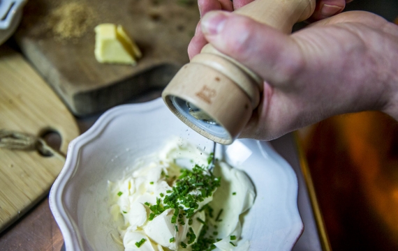 Créaline recette rafraichissante gaspacho crème à la ciboulette et gambas cuites au miel et graines de sésame