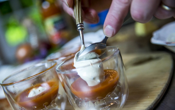 Créaline recette apéritif gazpacho crème à la ciboulette et gambas cuites au miel et graines de sésame